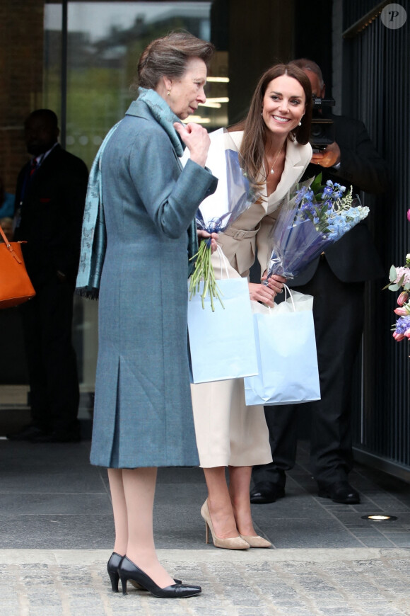 Catherine (Kate) Middleton, duchesse de Cambridge, et la princesse Anne assistent à une démonstration de simulation d'opération césarienne d'urgence au Royal College of Obstetricians & Gynaecologists à Londres, le 27 avril 2022. 