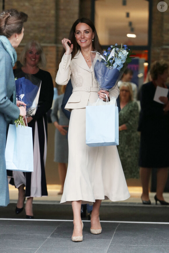 Catherine (Kate) Middleton assiste à une démonstration de simulation d'opération césarienne d'urgence au Royal College of Obstetricians & Gynaecologists à Londres le 27 avril 2022.