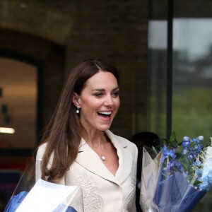 Catherine (Kate) Middleton, duchesse de Cambridge, et la princesse Anne assistent à une démonstration de simulation d'opération césarienne d'urgence au Royal College of Obstetricians & Gynaecologists à Londres, le 27 avril 2022. 