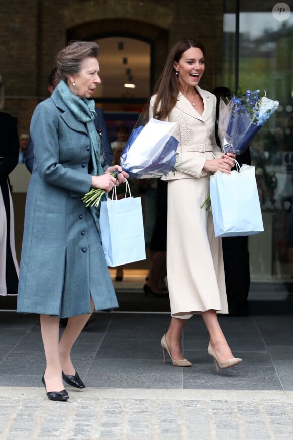 Catherine (Kate) Middleton, duchesse de Cambridge, et la princesse Anne assistent à une démonstration de simulation d'opération césarienne d'urgence au Royal College of Obstetricians & Gynaecologists à Londres, le 27 avril 2022. 