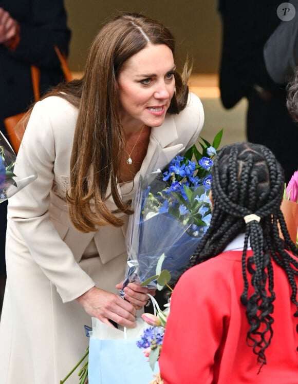 Catherine (Kate) Middleton assiste à une démonstration de simulation d'opération césarienne d'urgence au Royal College of Obstetricians & Gynaecologists à Londres le 27 avril 2022.