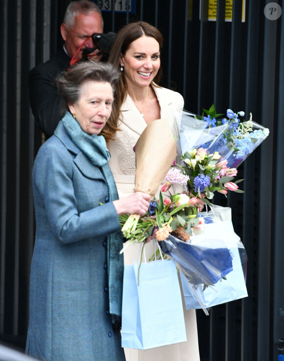 Catherine (Kate) Middleton, duchesse de Cambridge, et la princesse Anne assistent à une démonstration de simulation d'opération césarienne d'urgence au Royal College of Obstetricians & Gynaecologists à Londres, le 27 avril 2022. 