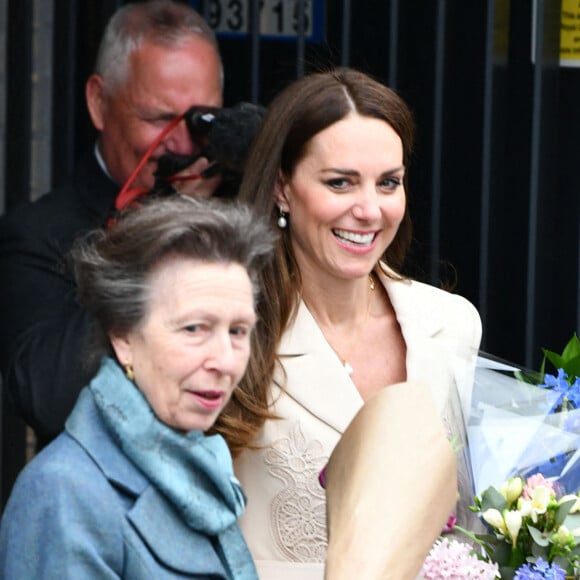 Catherine (Kate) Middleton, duchesse de Cambridge, et la princesse Anne assistent à une démonstration de simulation d'opération césarienne d'urgence au Royal College of Obstetricians & Gynaecologists à Londres, le 27 avril 2022. 