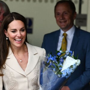 Catherine (Kate) Middleton assiste à une démonstration de simulation d'opération césarienne d'urgence au Royal College of Obstetricians & Gynaecologists à Londres le 27 avril 2022.