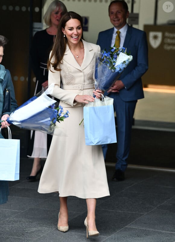 Catherine (Kate) Middleton assiste à une démonstration de simulation d'opération césarienne d'urgence au Royal College of Obstetricians & Gynaecologists à Londres le 27 avril 2022.