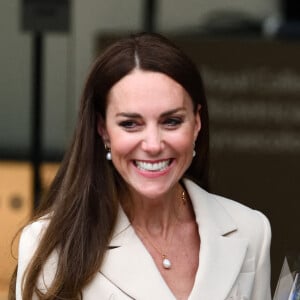 Catherine (Kate) Middleton assiste à une démonstration de simulation d'opération césarienne d'urgence au Royal College of Obstetricians & Gynaecologists à Londres le 27 avril 2022.