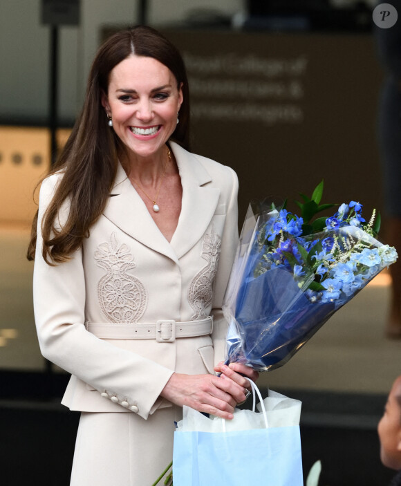 Catherine (Kate) Middleton assiste à une démonstration de simulation d'opération césarienne d'urgence au Royal College of Obstetricians & Gynaecologists à Londres le 27 avril 2022.