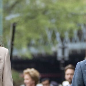 Catherine (Kate) Middleton, duchesse de Cambridge, et la princesse Anne assistent à une démonstration de simulation d'opération césarienne d'urgence au Royal College of Obstetricians & Gynaecologists à Londres, le 27 avril 2022. 