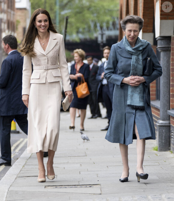 Catherine (Kate) Middleton, duchesse de Cambridge, et la princesse Anne assistent à une démonstration de simulation d'opération césarienne d'urgence au Royal College of Obstetricians & Gynaecologists à Londres, le 27 avril 2022. 