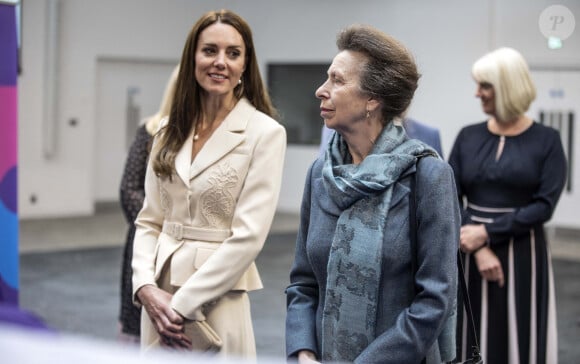 Catherine (Kate) Middleton, duchesse de Cambridge, et la princesse Anne assistent à une démonstration de simulation d'opération césarienne d'urgence au Royal College of Obstetricians & Gynaecologists à Londres, le 27 avril 2022. 