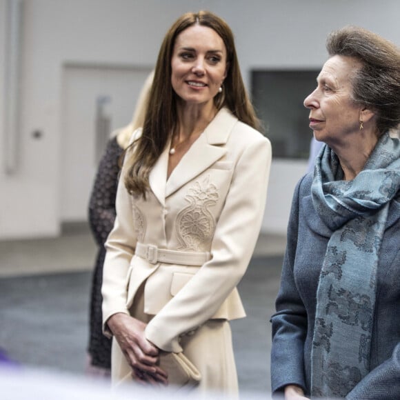 Catherine (Kate) Middleton, duchesse de Cambridge, et la princesse Anne assistent à une démonstration de simulation d'opération césarienne d'urgence au Royal College of Obstetricians & Gynaecologists à Londres, le 27 avril 2022. 