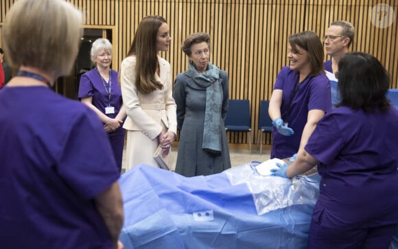 Catherine (Kate) Middleton, duchesse de Cambridge, et la princesse Anne assistent à une démonstration de simulation d'opération césarienne d'urgence au Royal College of Obstetricians & Gynaecologists à Londres, le 27 avril 2022. 