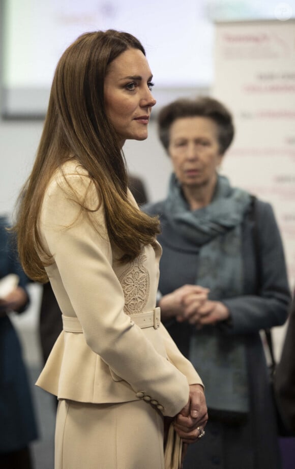 Catherine (Kate) Middleton, duchesse de Cambridge, et la princesse Anne assistent à une démonstration de simulation d'opération césarienne d'urgence au Royal College of Obstetricians & Gynaecologists à Londres, le 27 avril 2022. 