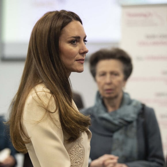 Catherine (Kate) Middleton, duchesse de Cambridge, et la princesse Anne assistent à une démonstration de simulation d'opération césarienne d'urgence au Royal College of Obstetricians & Gynaecologists à Londres, le 27 avril 2022. 