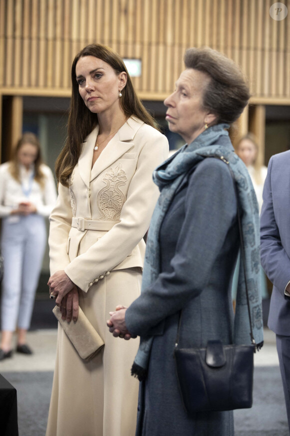 Catherine (Kate) Middleton, duchesse de Cambridge, et la princesse Anne assistent à une démonstration de simulation d'opération césarienne d'urgence au Royal College of Obstetricians & Gynaecologists à Londres, le 27 avril 2022. 