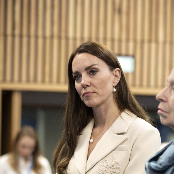 Catherine (Kate) Middleton, duchesse de Cambridge, et la princesse Anne assistent à une démonstration de simulation d'opération césarienne d'urgence au Royal College of Obstetricians & Gynaecologists à Londres, le 27 avril 2022. 