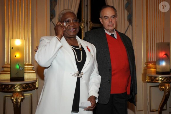 Firmine Richard et Frédéric Mitterrand, à l'occasion de la cérémonie de remise des médailles de l'Ordre du Mérite et de l'Ordre des Arts et Lettres, au ministère de la Culture, à Paris, le 26 janvier 2010.