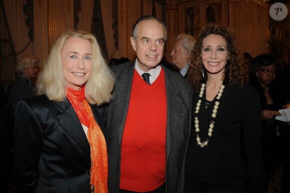 Frédéric Mitterrand entre Brigitte Fossey et Marisa Berenson, à l'occasion de la cérémonie de remise des médailles de l'Ordre du Mérite et de l'Ordre des Arts et Lettres, au ministère de la Culture, à Paris, le 26 janvier 2010.