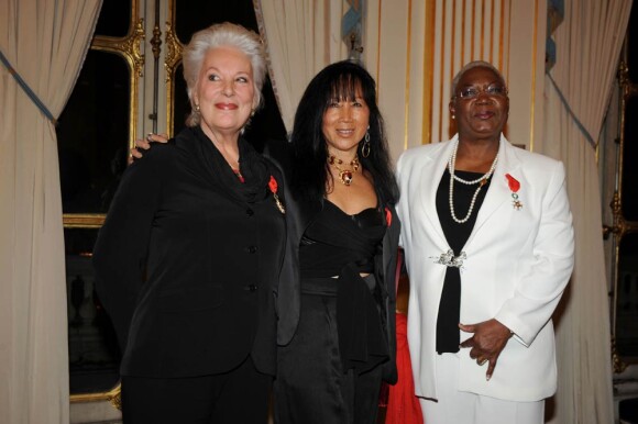 Bernadette Lafont, Mei Chen Chalais et Firmine Richard, à l'occasion de la cérémonie de remise des médailles de l'Ordre du Mérite et de l'Ordre des Arts et Lettres, au ministère de la Culture, à Paris, le 26 janvier 2010.
