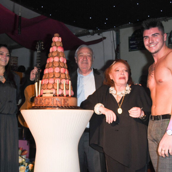 Exclusif - Singrid Campion, Marcel Campion, Régine, un pompier torse nu - Régine fête ses 90 ans à la Chope des Puces à Saint-Ouen le 10 Janvier 2020 © Guirec Coadic / Bestimage 