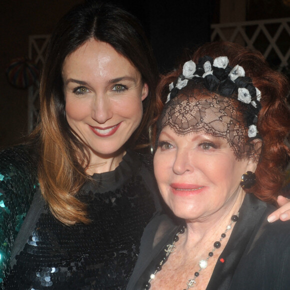 Elsa Zylberstein, Regine - Soiree de gala "La guinguette de Regine" en faveur de l'ONG "Les puits du desert" a Paris le 19 novembre 2013.