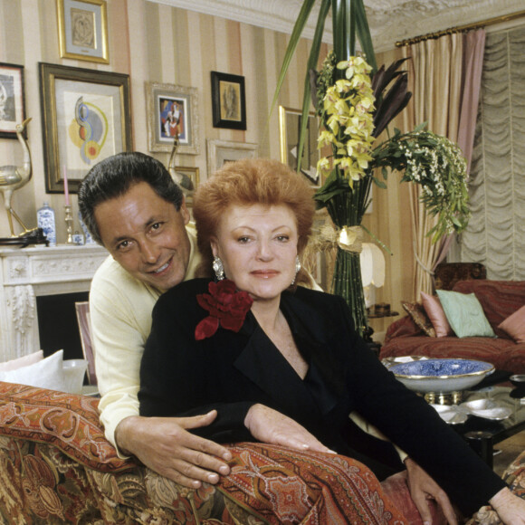 Archives - En France, à Paris, rendez-vous avec la chanteuse Régine dans le salon de son appartement parisien avec son mari Roger Choukroun. Novembre 1989 © Alain Canu via Bestimage