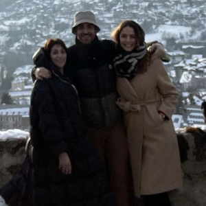 Camille Combal en vacances à la montagne avec sa femme Marie et sa mère - Instagram