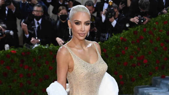Kim Kardashian a-t-elle triché au Met Gala 2022 ? La robe de Marilyn Monroe fait polémique...