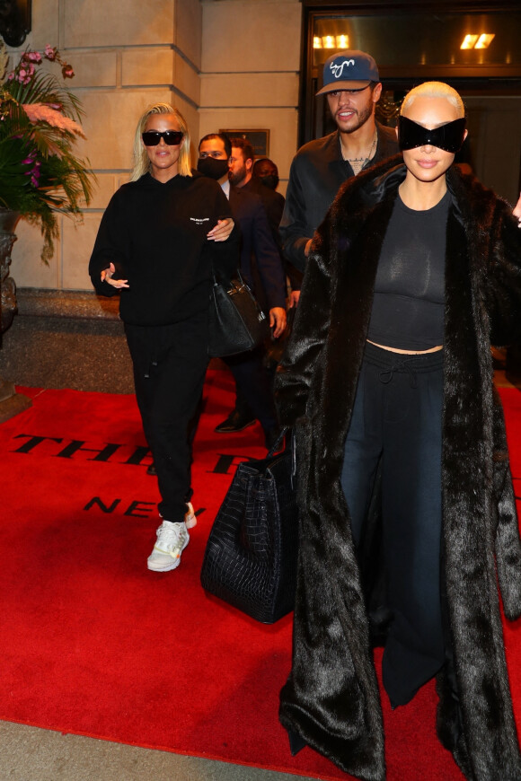 Kim Kardashian avec son compagnon Pete Davidson et Khloe Kardashian quittent leur hôtel pour rejoindre leur jet privé et rentrer à Los Angeles. New York, le 2 mai 2022.