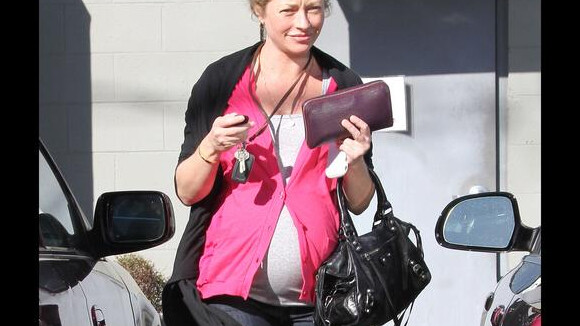 Rebecca Gayheart : Elle continue à vivre sa vie de femme très enceinte... toute seule !