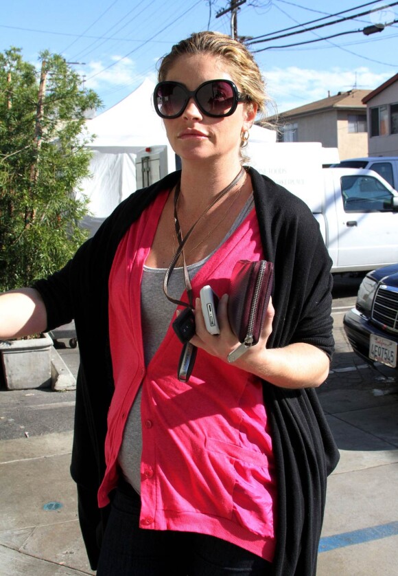 Rebecca Gayheart faisant du shopping à West Hollywood, le 27 janvier 2010