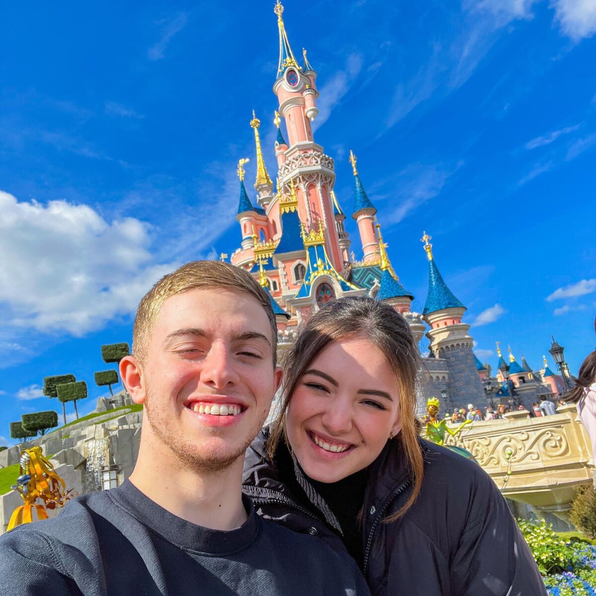 Photo : Michou et Elsa Bois en couple à Disney - Purepeople