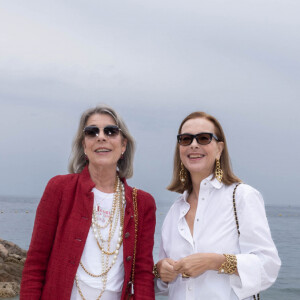 Caroline de Hanovre et Carole Bouquet - Défilé croisière Chanel au Monte Carlo Beach à Monaco, le 5 mai 2022. © Olivier Borde / Bestimage