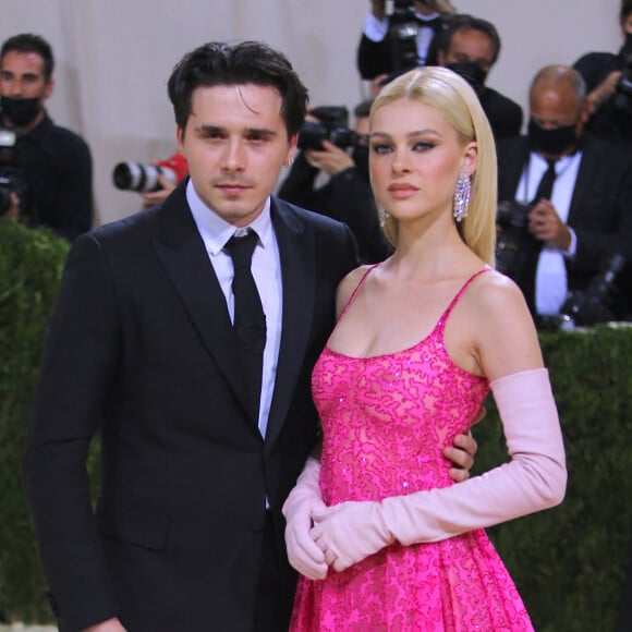 Brooklyn Beckham (fils de David et Victoria Beckham) et sa fiancée Nicola Ann Peltz, ici photographiés au Met Gala