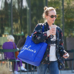 Vanessa Paradis fait du shopping à Los Angeles, le 13 avril 2022.
