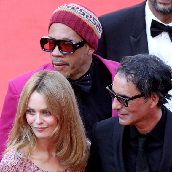 Vanessa Paradis, Samuel Benchetrit, JoeyStarr - Montée des marches du film "De son vivant" lors du 74e Festival de Cannes. Le 10 juillet 2021. © Borde-Jacovides-Moreau / Bestimage