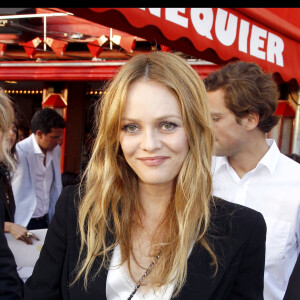 Vanessa Paradis - Chanel présent sa collection croisière 2010 sur le port de Saint-Tropez.