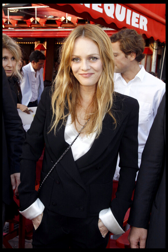 Vanessa Paradis - Chanel présent sa collection croisière 2010 sur le port de Saint-Tropez.