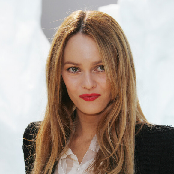 Archives - Vanessa Paradis - Défilé Chanel au Grand Palais à Paris. Le 9 mars 2010.