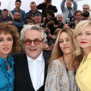 Valeria Golino, George Miller, Vanessa Paradis et Kirsten Dunst - Photocall du jury du 69e Festival international du film de Cannes, le 11 mai 2016. © Dominique Jacovides / Bestimage