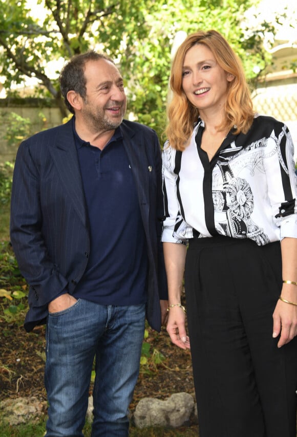 Patrick Timsit et Julie Gayet - Photocall du film "Poly" - Festival du film Francophone d'Angoulême 2020, le 29 Août 2020. © Guirec Coadic / Bestimage