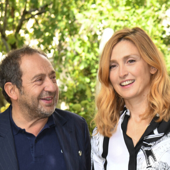 Patrick Timsit et Julie Gayet - Photocall du film "Poly" - Festival du film Francophone d'Angoulême 2020, le 29 Août 2020. © Guirec Coadic / Bestimage