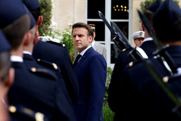 Le président de la république Emmanuel Macron lors du passage en revue d'un détachement interarmées - Cérémonie d'investiture du président de la République, Emmanuel Macron au Palais de l'Elysée à Paris le 7 ami 2022, suite à sa réélection le 24 avril dernier. © Dominique Jacovides/Bestimage  Investiture ceremony of the President of the Republic, Emmanuel Macron at the Elysée Palace in Paris on April 7, 2022, following his re-election on April 24.