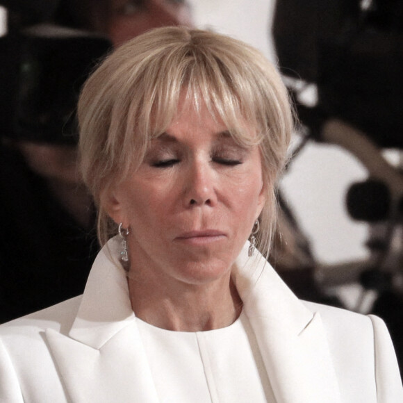Le président français accompagné de la première dame, Brigitte Macron durant l'investiture pour un second mandat présidentiel après sa réélection, lors d'une cérémonie au palais de l'Élysée à Paris, France, le 7 mai 2022.© Stéphane Lemouton/Bestimage