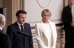 Investiture d'Emmanuel Macron : Brigitte Macron impressionne en blanc Vuitton, devant François Cluzet