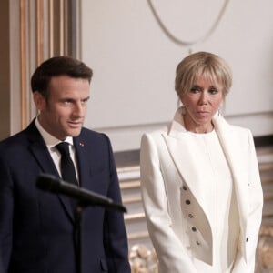 Le président français Emmanuel Macron accompagné de la première dame, Brigitte Macron durant l'investiture pour un second mandat présidentiel après sa réélection, lors d'une cérémonie au palais de l'Élysée à Paris, France, le 7 mai 2022.© Stéphane Lemouton/Bestimage