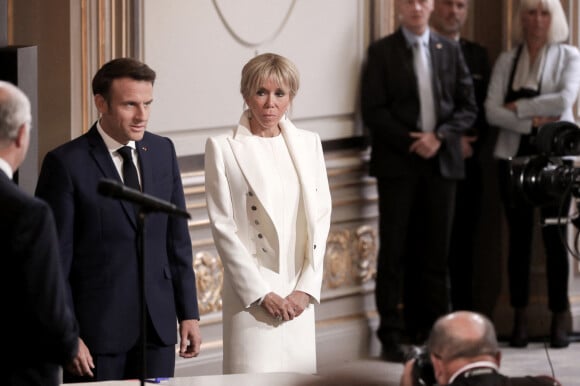 Le président français Emmanuel Macron accompagné de la première dame, Brigitte Macron durant l'investiture pour un second mandat présidentiel après sa réélection, lors d'une cérémonie au palais de l'Élysée à Paris, France, le 7 mai 2022.© Stéphane Lemouton/Bestimage