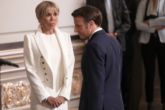 Le président français Emmanuel Macron accompagné de la première dame, Brigitte Macron durant l'investiture pour un second mandat présidentiel après sa réélection, lors d'une cérémonie au palais de l'Élysée à Paris, France, le 7 mai 2022.© Stéphane Lemouton/Bestimage