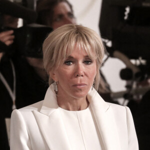 Le président français accompagné de la première dame, Brigitte Macron durant l'investiture pour un second mandat présidentiel après sa réélection, lors d'une cérémonie au palais de l'Élysée à Paris, France, le 7 mai 2022.© Stéphane Lemouton/Bestimage