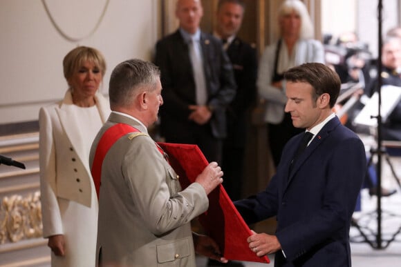 Le président français Emmanuel Macron accompagné de la première dame, Brigitte Macron et Benoit Puga durant l'investiture pour un second mandat présidentiel après sa réélection, lors d'une cérémonie au palais de l'Élysée à Paris, France, le 7 mai 2022.© Stéphane Lemouton/Bestimage